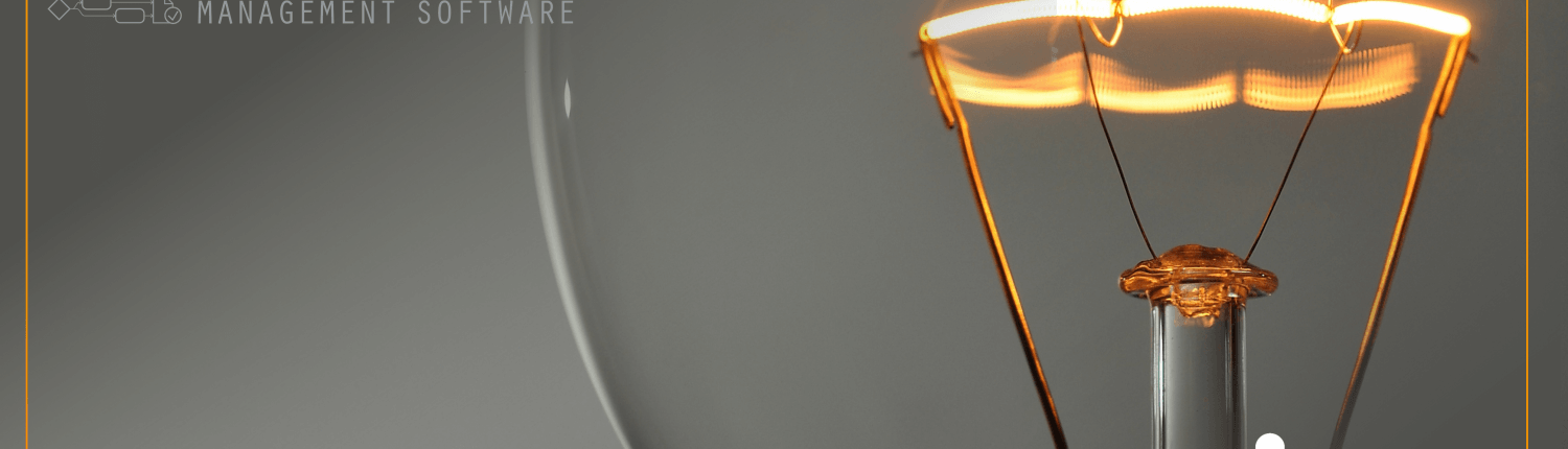 Glühbirne vor grauem Hintergrund und mit Access Manager Logo